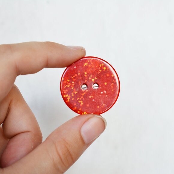Red Speckled Sparkle Button Pin - Picture 2 of 4